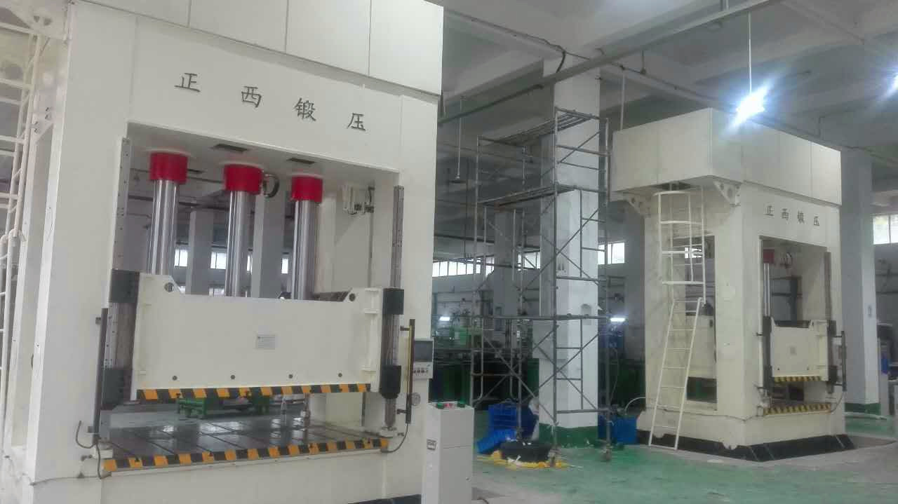 此批設備為重慶客戶一次性向我公司訂購的機器，在所有公司員工的努力下，我們在規定的時間內向客戶交貨并調試完成。