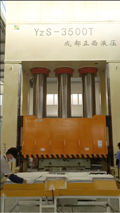 山東淄博液壓機需求客戶定制的3500噸框架液壓機圓滿交貨了，祝賀！